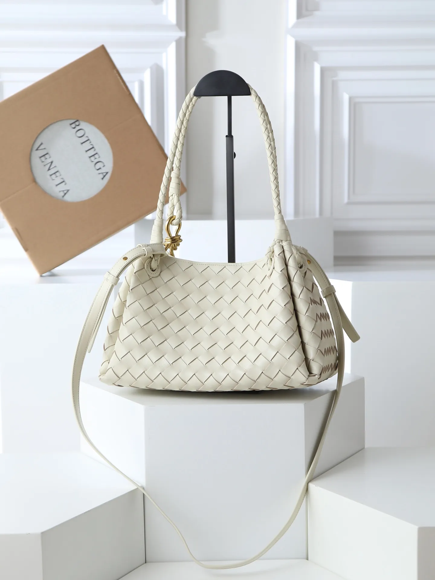 1300. BV's new intrecciato woven leather shoulder bag 🪂 835921 comes with a detachable diagonal shoulder strap and comes with a mini bag inside. The appearance retains the unique design of BV woven leather. The parachute bag is a bag that makes people fall in love before seeing the real thing. The small golden knot embellishment is full of simple and high-end sense to meet your needs in different occasions. Size: 29.5X18.5X17.5cm